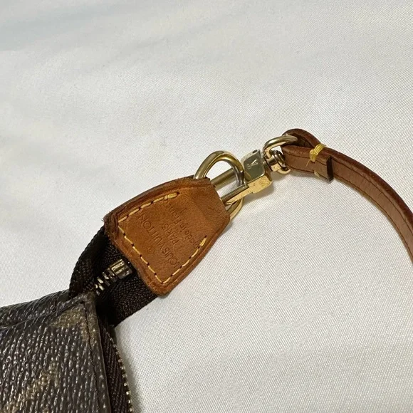 LOUIS VUITTON MONOGRAM CANVAS POCHETTE- Vintage Pre-loved - Authentic with tags - Picture 7 of 12